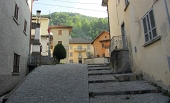 04 Si scende dalla piazzetta....